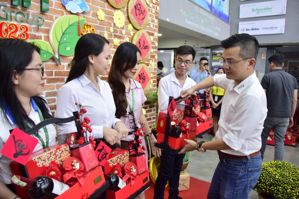 Tet gifts were given by Viet An Group to Employees