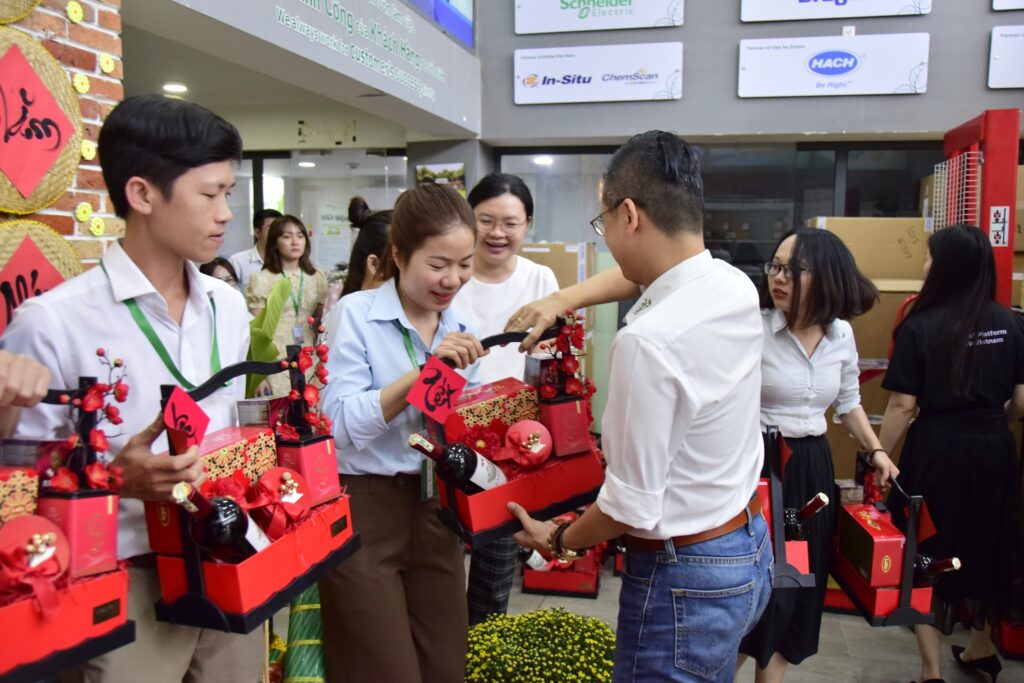 Tet gifts were given by Viet An Group to Employees