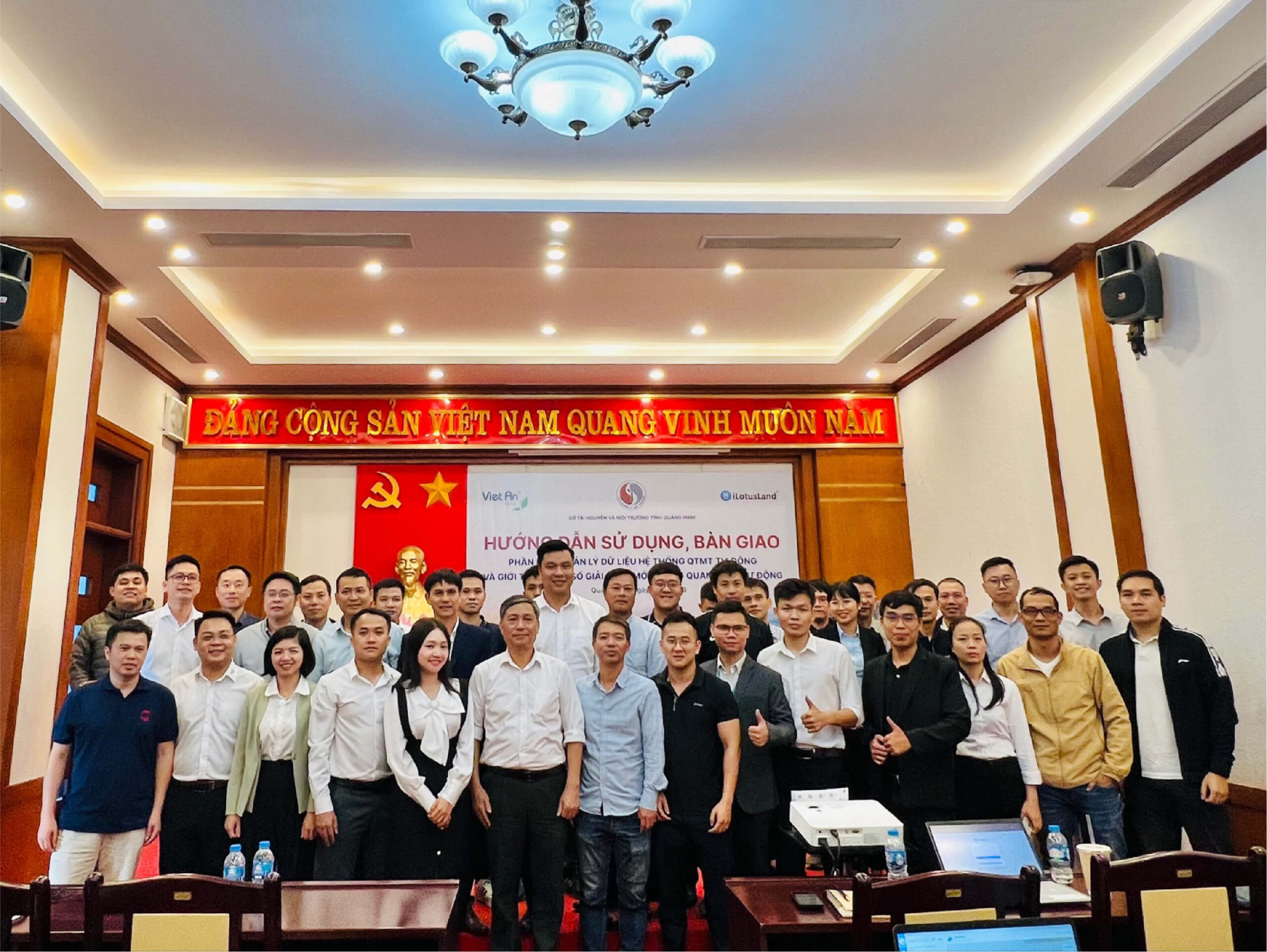 Handing over automatic environmental management software to Quang Ninh province