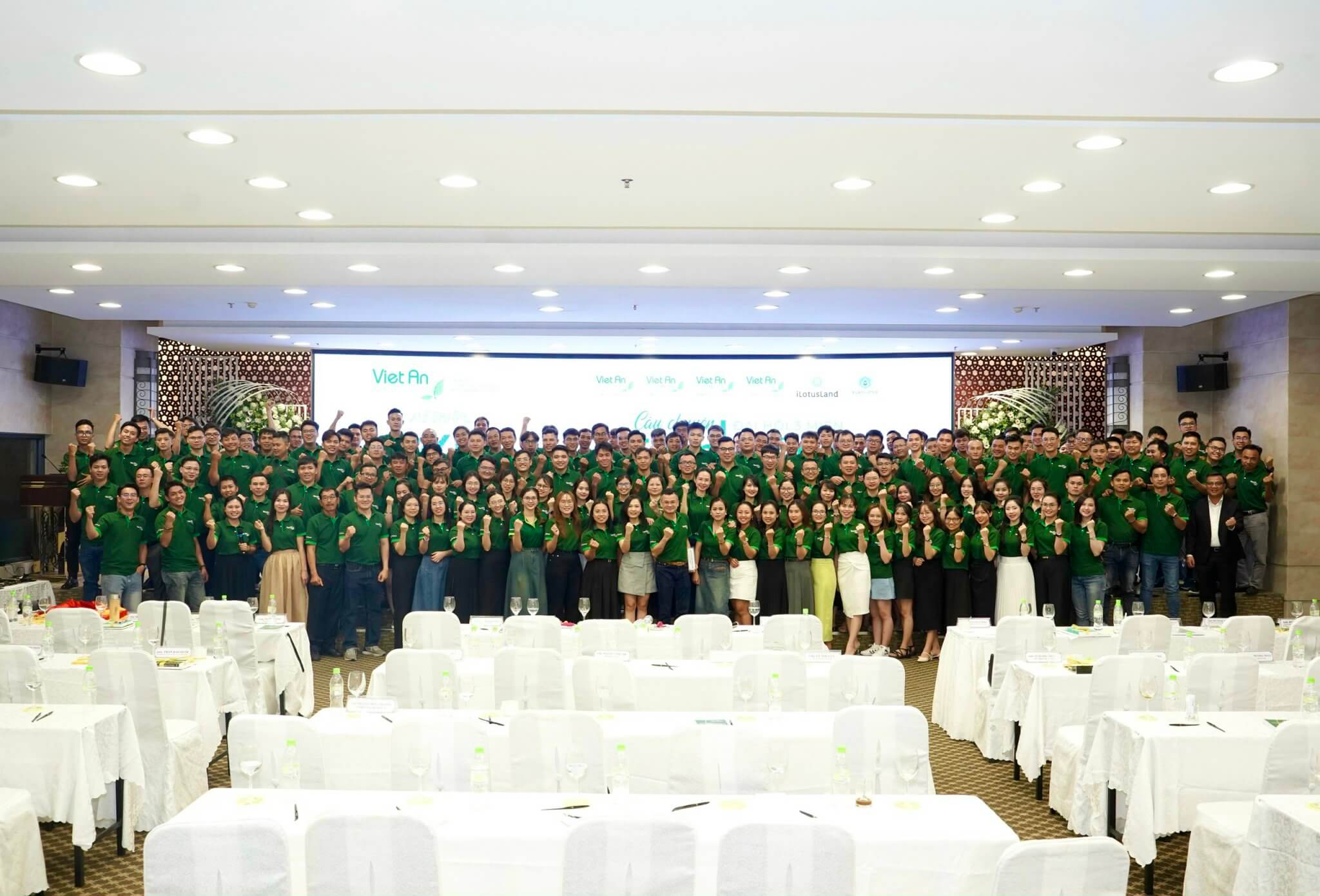 Tập thể Việt An Group tại Đại hội Sales - Kỹ thuật 3 miền tổ chức tại TP. Đà Nẵng