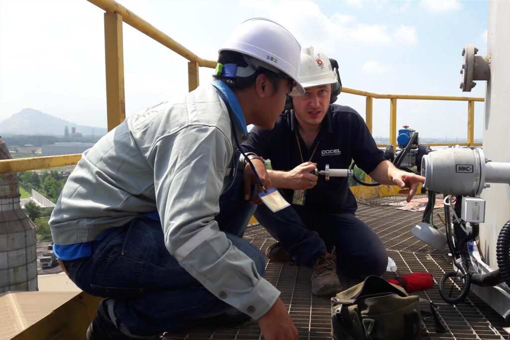 Viet An engineers and the manufacturer's experts inspect the emissions monitoring system