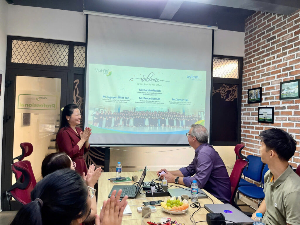 Meeting and discussing strategic plans with the Northern Vietnam leadership of Viet An.